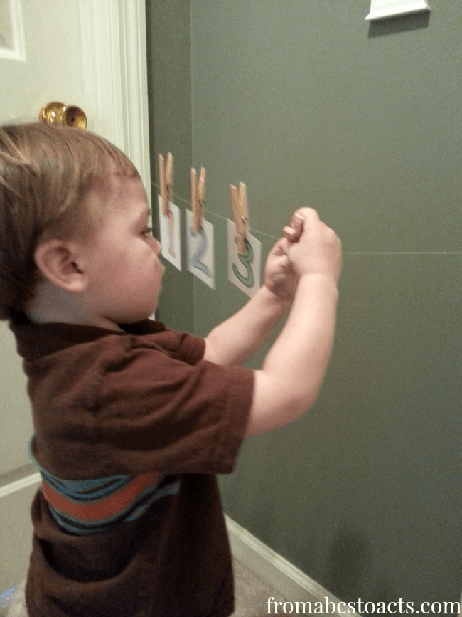 Tot School Themes: Numbers on a clothesline