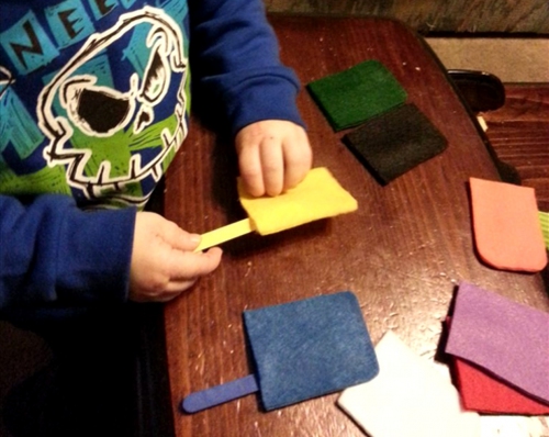 Teaching toddlers colors with DIY felt popsicles.