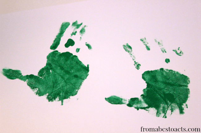 Making apples with hand prints for preschool