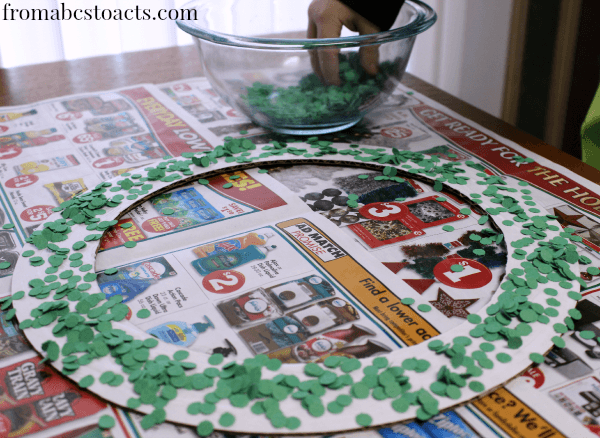 Make a fun Christmas wreath with your preschooler and some confetti