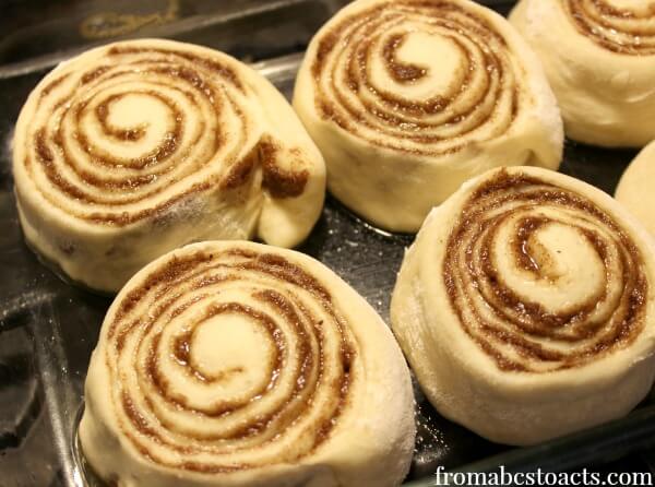 family friendly breakfast recipes - bread machine cinnamon rolls