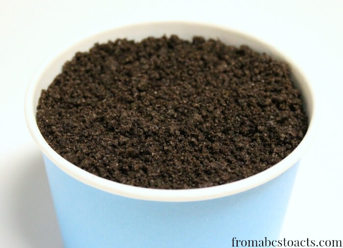 making dirt cups for an easter snack
