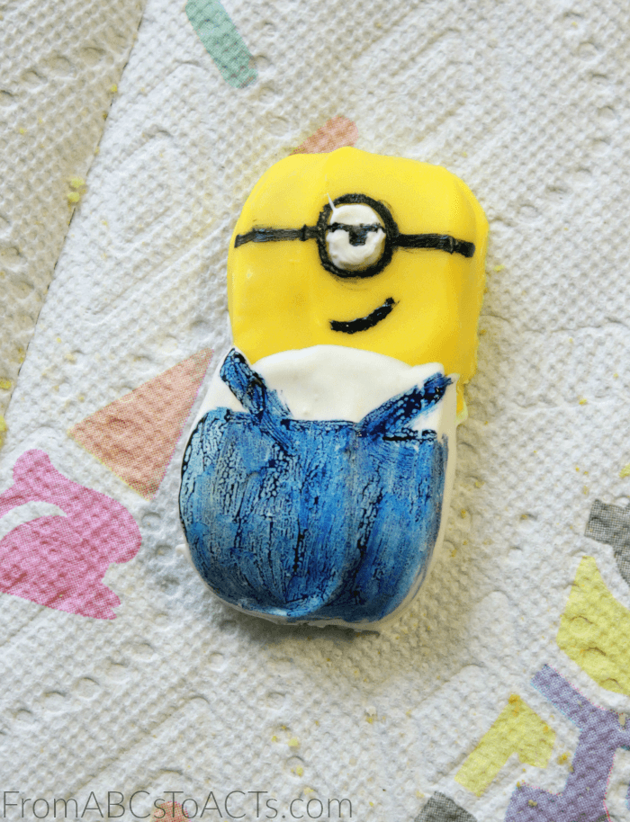 Kids in the Kitchen Minion Cookies