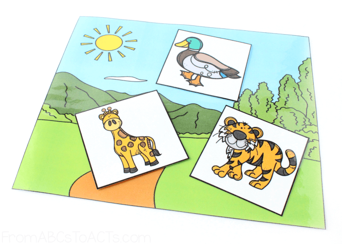 Diurnal Animal Sorting Mat with Giraffe, Duck, and Tiger Sorting Cards